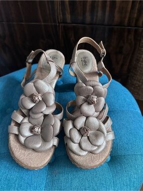 b.o.c. Women's Floral Leather T-Strap Sandals in Taupe